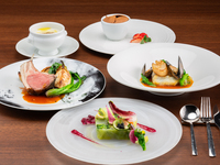 晚餐含烤面包饮料（气泡水或软饮料）