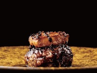 土曜日限定VINSEMBLE で人気の【厳選黒毛和牛のハンバーグとフォアグラ、濃厚なトリュフソース】がメインのランチコース！12時からの一斉スタート！