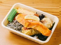 (Brown rice change) Thick-sliced salmon and grilled seaweed bento