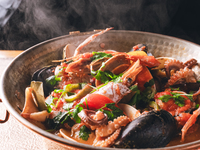 「土曜（祝営業日）限定割引」★海鮮三昧「海の幸・山の幸大皿盛り」「具材たっぷり洋風魚貝蒸し」など★おまかせ8品6皿コース＋フリーフロー（飲み放題100分）