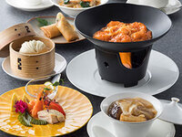 フカヒレの熱々スープとエビチリの火鍋仕立ての贅沢ランチ（平日）