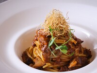 ＜土日祝＞『パスタ付き／プチシェリー‛ピーチ＆ローズ’アフタヌーンティー』フレグランスメゾン＜グタール＞のアイコニックなプチシェリーの香りに包まれて　マリアージュフレール1杯＋その他ドリンクお替り自由　7/1～9/12