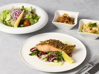 Sauteed salmon with tahitian and onion