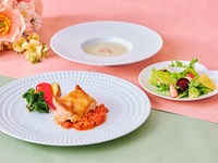 ＜特別会場へご案内＞ランチA（メイン料理：鶏もも肉のソテー）付き　ゆめいろ苺のアーリーサマーアフタヌーンティー  with ハーゲンダッツ　2時間カフェフリー（土日祝）
