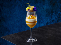 【Parfait "Pina colada"】 A stylish parfait available only at the bar