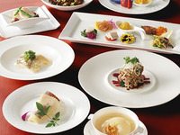 【乾杯ドリンク＆食後のコーヒー＆デザートにごま団子をプラス　WEB＆平日ランチタイム限定】みなとみらいの景色と共に東天紅名菜、ふかひれと鮑のスープがメインの豪華コース