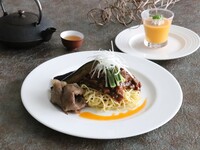 ＜9/1～10/31限定＞日替わりオリジナルデザート付き！秋茄子と和牛サーロインのピリ辛和え麺セット | 5,800円