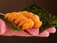 [Premium Wagyu YAKINIKU] You can enjoy "Two-row sea urchin dog with seared Wagyu beef fillet - soy sauce and light snow salt" and "Two types of carefully selected Wagyu beef fillet from different regions - black sauce and white sauce."