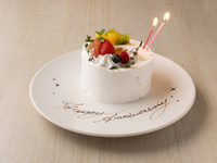 【アニバーサリーホールケーキでお祝いを】ビール、スパークリングワインを含む3時間飲み放題　サラダやローストビーフ、デザートまで堪能できる全7皿