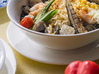夏野菜と魚介のイカ墨ブラックラーメン、にんにく風味