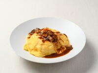 Omelet rice with Tokyo bamboo shoots and farm brand eggs topped with beef stew sauce