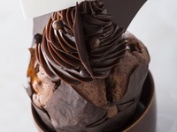 Optional add-on – Chocolate cupcake with custom message (Birthday/Anniversary)