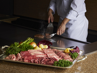 【WEB限定★人気プラン】牛肉焼き寿司2貫＋乾杯ドリンク付き　土日祝日限定　鉄板焼ステーキ食べ放題（大人）