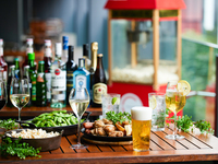 【NAMIKI ビアホール】40種ドリンク飲み放題・ポップコーン、枝豆食べ放題、から揚げ・フレンチフライ・ソーセージのプレート　
