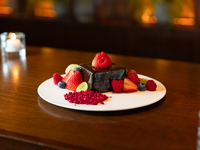 チョコレートケーキ 7cm x 7cm  季節のデコレーションフルーツ付き