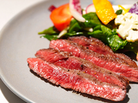 プリフィクスコースに お肉料理の追加【スペシャル・アップグレード】厳選 沖縄県産 黒毛和牛ランプ肉のタリアータと季節の彩り野菜　熱々パンチェッタ・ソース 　※事前のご予約がおすすめです。