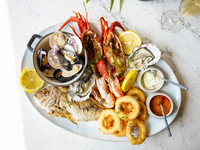 オフィシャルWEB限定【シーフードプラッターシェアプラン】絶品シーフードラクサ＋スパークリングやモクテル含む2時間飲み放題＆メッセージプレート(個室確約）