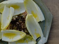 紅富士サーモンのリエット　醤油粕の風味　チコリにのせて