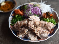 名物「豚軟骨のポッサム」× 季節のおまかせコース