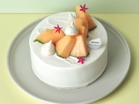 Freshly decorated Yubari melon (size 12cm)