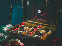 トランク型 Constellation. Afternoon Tea "Invitation du Fantôme – 薔薇と仮面の午後 –