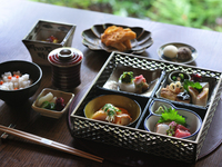 【Yamamomiji】 Seasonal dishes served box lunch style