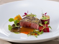 <Seasonal Flavors x Riviere> A luxurious full course meal with a main course of beef loin steak, seasonal vegetables, and even fish!