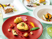 【土・日・祝日 オンライン限定！乾杯スパークリングワイン付き】ホリデーシグネチャーランチ［ランチフルコース・全5品］