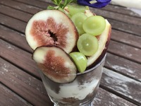 神戸前開産イチジクとシャインマスカットのグルテンフリーパフェ