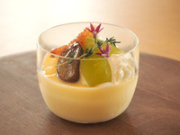 プリン　秋のフルーツ添え