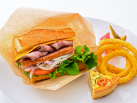 ローストビーフ＆厚切りベーコンのバケットサンド+1ドリンク付き