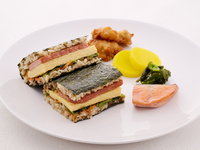 ポークたまごのジューシーおにぎり+1ドリンク付き