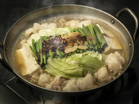 ◆ちょい飲み・0次会・2次会に◆福岡名物牛もつ鍋や鉄板焼き餃子など全7品　黒太鼓コース『90分飲放題付き』4,000円（税込）