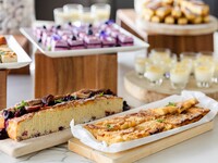 [90-minute weekend and holiday lunch buffet] Choose your main course, enjoy a wide selection of desserts, and enjoy free drinks including Kobe tea