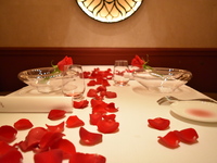 Christmas Dinner “Private Room Guaranteed”! Menu: Private Room Noel 2025 — Our annual favorite: “Private Room Guaranteed”! Christmas special course with “table decoration” — tables beautifully adorned with rose petals. 12/20–12/25