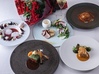 “Etoile de Noel” — includes a glass of champagne and a bouquet