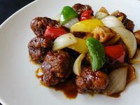 【忘年会・新年会】職場の忘新年会に最適！最大100名様◎2H飲み放題+黒酢酢豚など全8品/税込7,000円