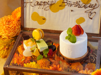 乾杯酒付き！アニバーサリーディナーコース！「オレンジのガーベラと紅葉」を敷き詰めたメッセージ付きケーキボックスに炎のカルボナーラ、牛フィレ肉のロッシーニにラクレットチーズをかける贅沢な全5品のディナーコース！(11月1日～11月30日)