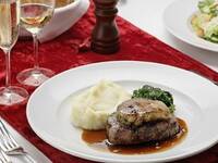 含無限暢飲，包含菲力牛排、鵝肝及餐後甜點等共8道菜。