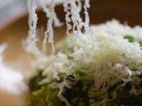 オーガニックケールのタブレ　コンテチーズをふりかけて