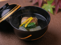 八つの皿で巡る、季節と感性の交差点