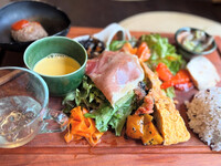 마나이타 런치(まないたランチ — 나무 도마에 담아 제공되는 런치)