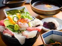 【彩り海鮮丼】 