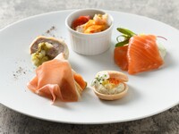 【ビアホール】屋内で楽しむ飲み放題！前菜5種、黒毛和牛ロースのメインの2品コース＋30種以上フリードリンク