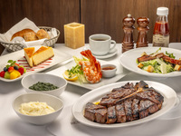 【大阪晚餐套餐】人氣爆棚！熟成T骨牛排、2種小菜、甜點等7種菜色。 11月1日起供應。