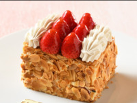 【12/13～19・12/26～29・1/3～4　テイクアウト】苺のミルフィーユハーフサイズ（約8cm×11cm×12cm）