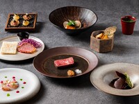 [2025 年圣诞节] 享用 12 道菜的圣诞晚餐，精选食材，如松阪牛柳、龙虾和鹅肝，另加祝酒和六款佐餐葡萄酒。