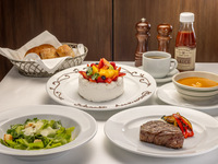 [Anniversary Lunch Fillet Course] Includes a whole cake with a message, a USDA Prime fillet steak, and 6 other dishes + 1 drink. From November 1st.