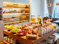 【Includes choice of toast drink】 30 kinds of fresh vegetables, chef’s original deli dishes, and freshly baked popovers