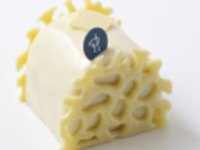 【TAKEOUT-PIERRE HERMÉ PARIS-Noël Pâtisserie 2025】 ビュッシュ キャレ ブラン(高さ5.5cm 幅6cm 奥行5.5cm) ¥1,350